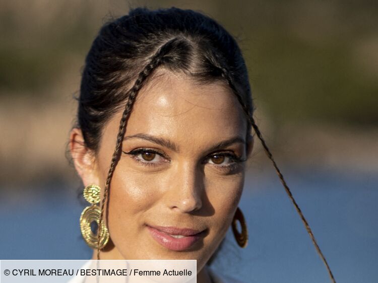 Iris Mittenaere affolante en bikini argenté allongée sur le sable