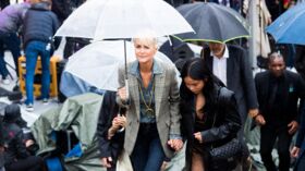 Laeticia Hallyday Couper Le Souffle Silhouette De R Ve En Robe Esprit Lingerie Et D Collet