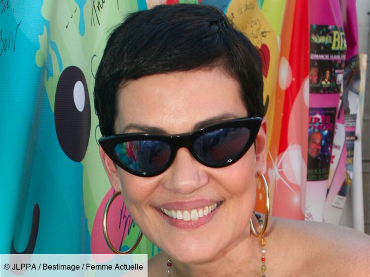 Cristina Cordula à couper le souffle en bikini bandeau coloré qui