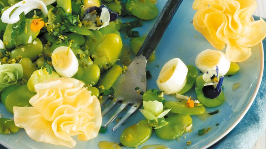 Salade de fèves aux fleurs comestibles couronnée de rosettes de tête de