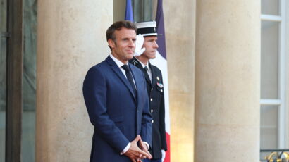 Emmanuel Macron cette vidéo surprenante du Président coiffé d un