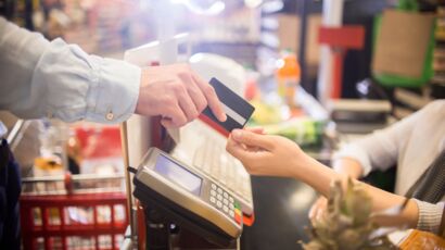 Attention à cette nouvelle arnaque à la sortie des supermarchés Femme