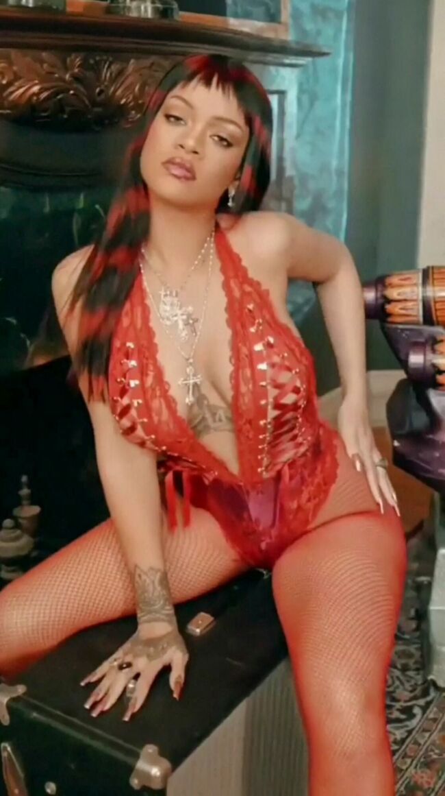 Rihanna Affolante Elle Pose En Lingerie Sexy Et D Voile Sa Derni Re