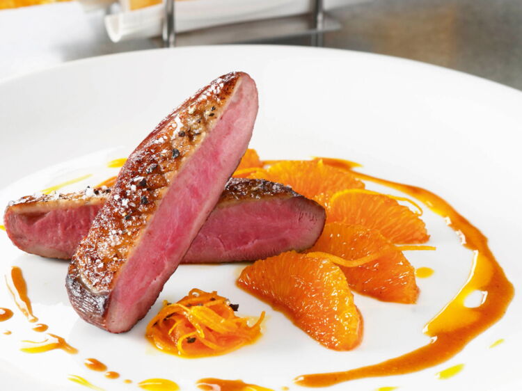 Filets de canette rôtis, sauce bigarade et pommes Maxim's : découvrez