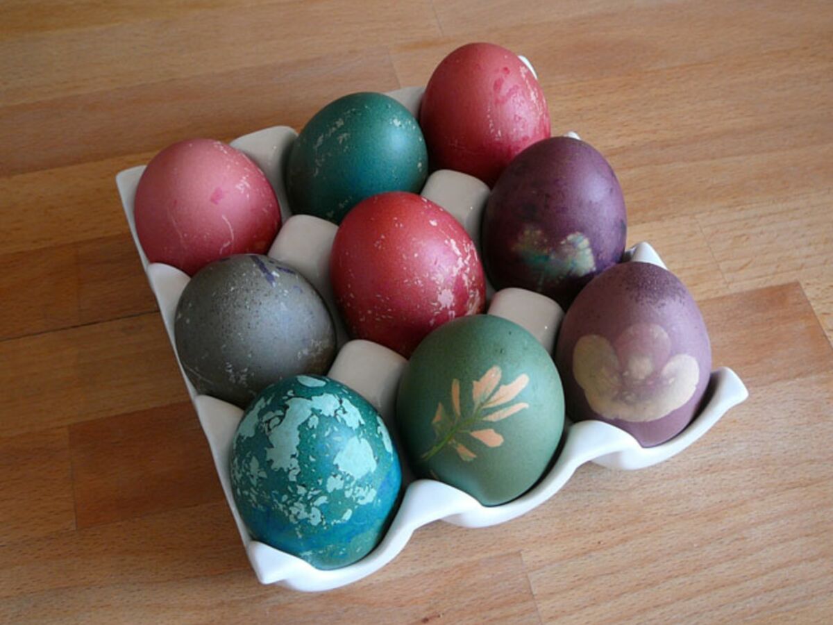 Des œufs de Pâques en pâte autodurcissante pour décorer un arbre