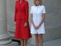 Melania Trump portait un ensemble rouge, inspiré de ceux portés par Jackie Kennedy