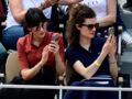 Nolwen Leroy et sa soeur Kay Le Magueresse assistent à un match à Roland-Garros le 4 juin 2019.
