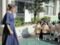 Melania Trump en Asie : robe cape bleu navy