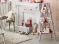 Une décoration de Noël tradi en rouge et blanc avec... Un sapin étagère
