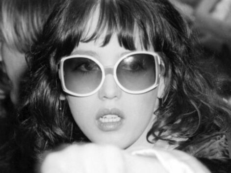 Isabelle Adjani : 20 looks en lunettes de soleil noires