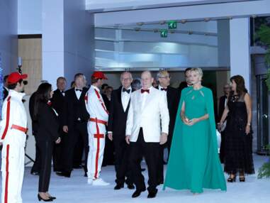 Photos - La tenue (très) transparente d'une invitée au gala de la Croix Rouge à Monaco