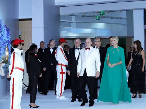 Photos - La tenue (très) transparente d'une invitée au gala de la Croix Rouge à Monaco