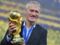 20 ans plus tard, Didier Deschamps brandit une nouvelle fois le trophée, en tant qu'entraîneur
