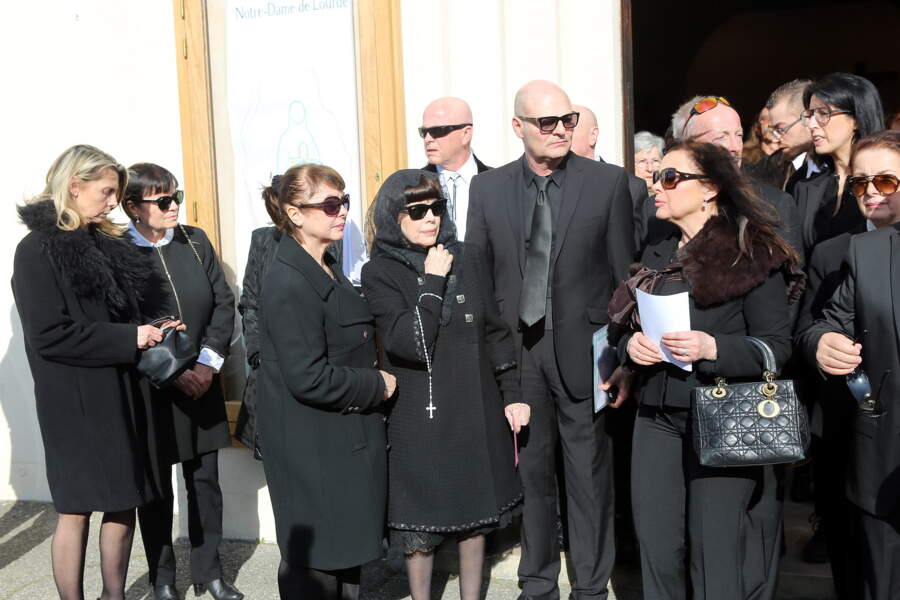Mireille Mathieu : bien entourée pour les obsèques de sa maman à
