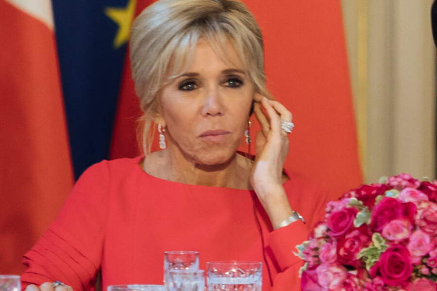 Brigitte Macron ultrachic et glamour en robe longue rouge et fendue