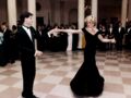 Diana danse avec John Travolta, en 1985, lors d'un dîner organisé à la Maison-Blanche. 