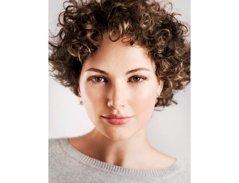 Cheveux courts et bouclés : comment les porter ? - Femme Actuelle