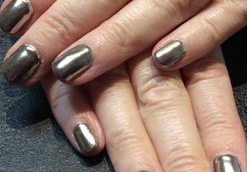 Manucure effet  miroir  la nouvelle tendance nailart qui 