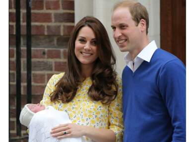 Bébé royal : les premières photos de Kate et William avec leur petite princesse