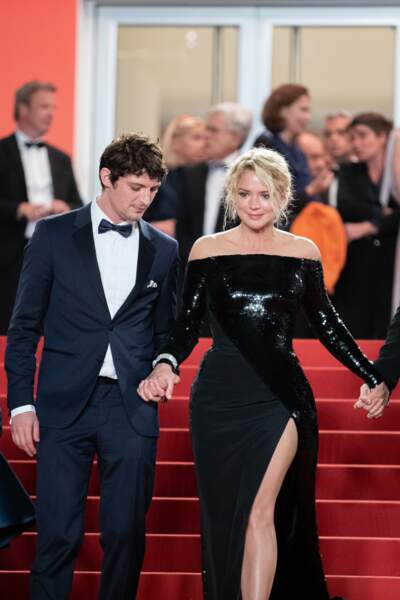 Virginie Efira, tendres baisers avec son compagnon Niels Schneider sur le tapis rouge de Cannes ...