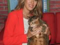 Elodie Fontan : décontracté chic, elle prend la pose aux côtés de son amoureux et… d’un chat !