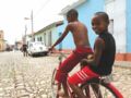 Enfants à vélo dans les rues de Cuba