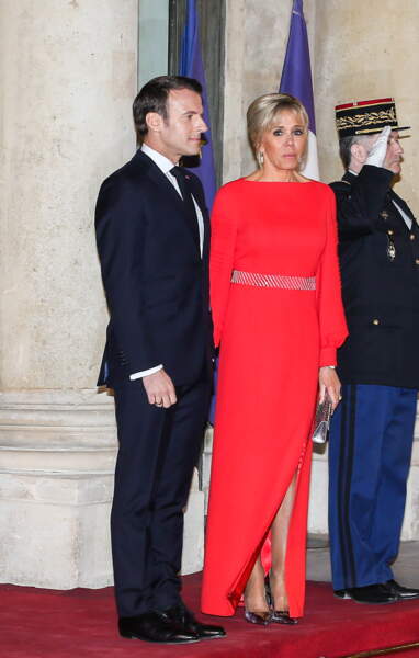brigitte-macron-ultra-chic-et-glamour-en-robe-longue-rouge-et-fendue