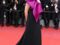 Andie MacDowell élégante en robe noire et violette 
