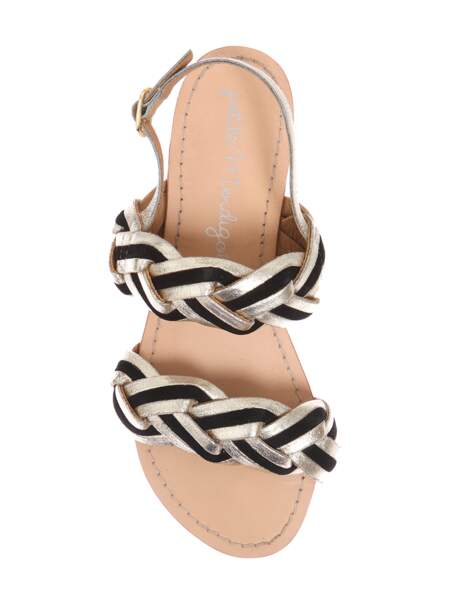 nu pied tresse dorée