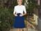 Brigitte Macron en robe bicolore bleue et blanche 