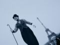 Un mime habillé comme Charlie Chaplin devant la Tour Eiffel