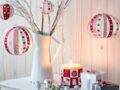 Une décoration de Noël tradi en rouge et blanc avec... Des boules en papier imprimé