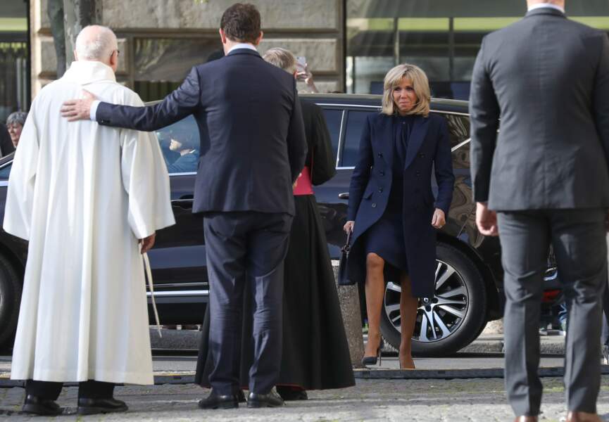 Brigitte Macron très chic pour rendre hommage à Notre-Dame de Paris, elle ressort l’une de ses ...