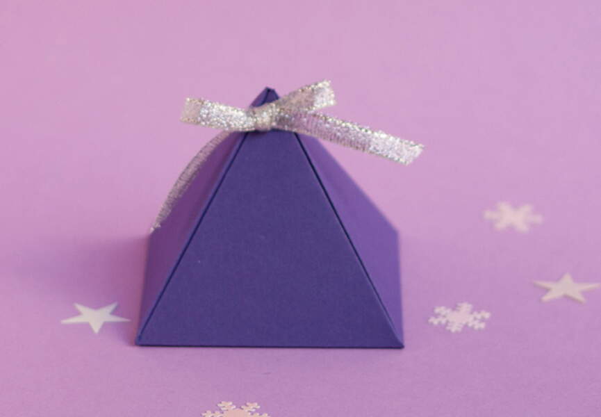 Une Boite De Chocolat A La Forme D'une Pyramide Régulière