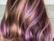 Les mèches violettes sur cheveux blonds 