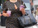 Mode grande taille : la mannequin Ashley Graham sublime ses rondeurs dans une robe fleurie au top de la tendance