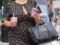 Mode grande taille : la mannequin Ashley Graham sublime ses rondeurs dans une robe fleurie au top de la tendance