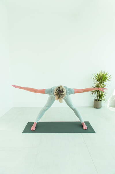 yoga-5-postures-de-base-pour-s-initier-facilement-femme-actuelle