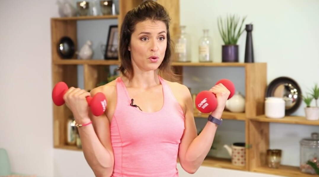 Des exercices avec des haltères pour des bras fins et sculptés Femme