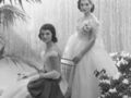 Jacqueline Bouvier et sa soeur Caroline Lee Bouvier (debout) portant des robes de bal en 1951.