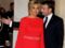 Brigitte Macron ultra-chic et glamour en robe longue rouge et fendue