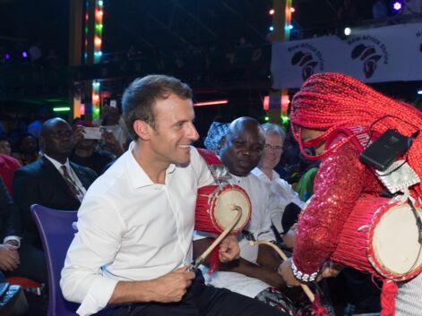 Emmanuel Macron danse dans une salle de spectacle au Nigéria