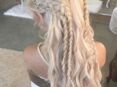 Transformez-vous en Daenerys avec cette coiffure entre tresses et boucles