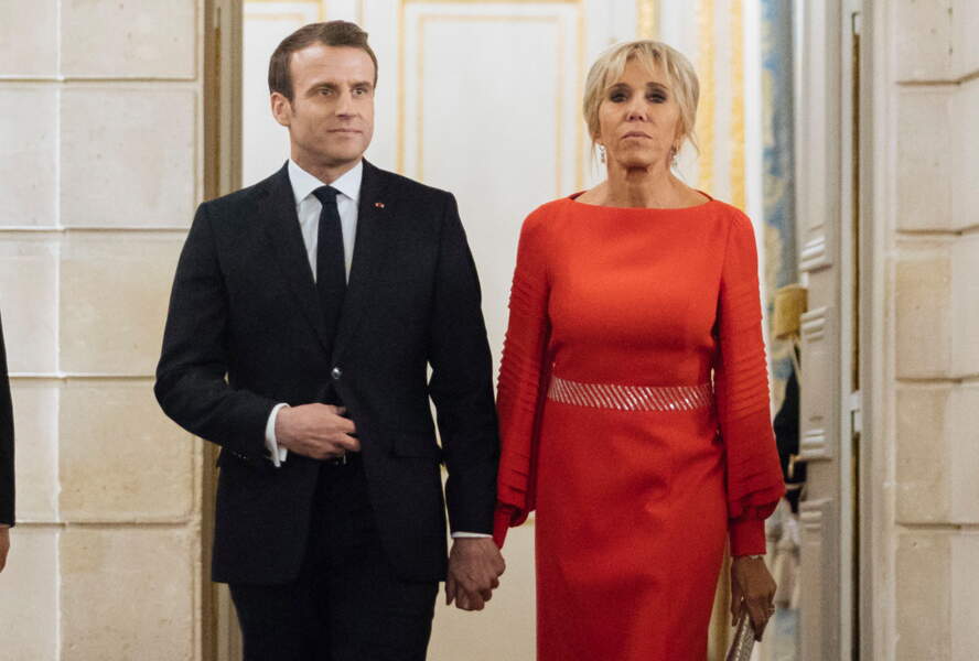 Brigitte Macron ultrachic et glamour en robe longue rouge et fendue