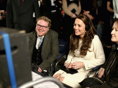 Kate Middleton, très enceinte et radieuse sur le tournage de la série Downton Abbey
