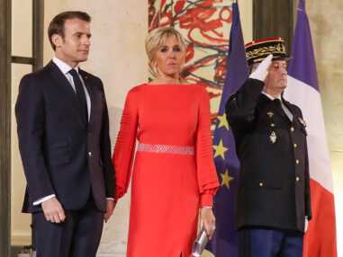 Brigitte Macron ultra-chic et glamour en robe longue rouge et fendue