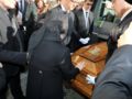 Mireille Mathieu caresse le cercueil dans lequel repose sa maman, Marcelle-Sophie Mathieu