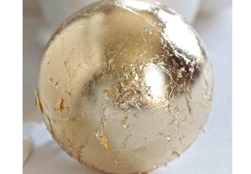 Boule de Noël dorée pailletée 8 cm