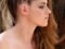 La coiffure one-shoulder tressée de Kristen Stewart