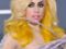 2010, Gaga se plaît à étoffer son personnage avec un maquillage plus prononcé et des mèches jaunes